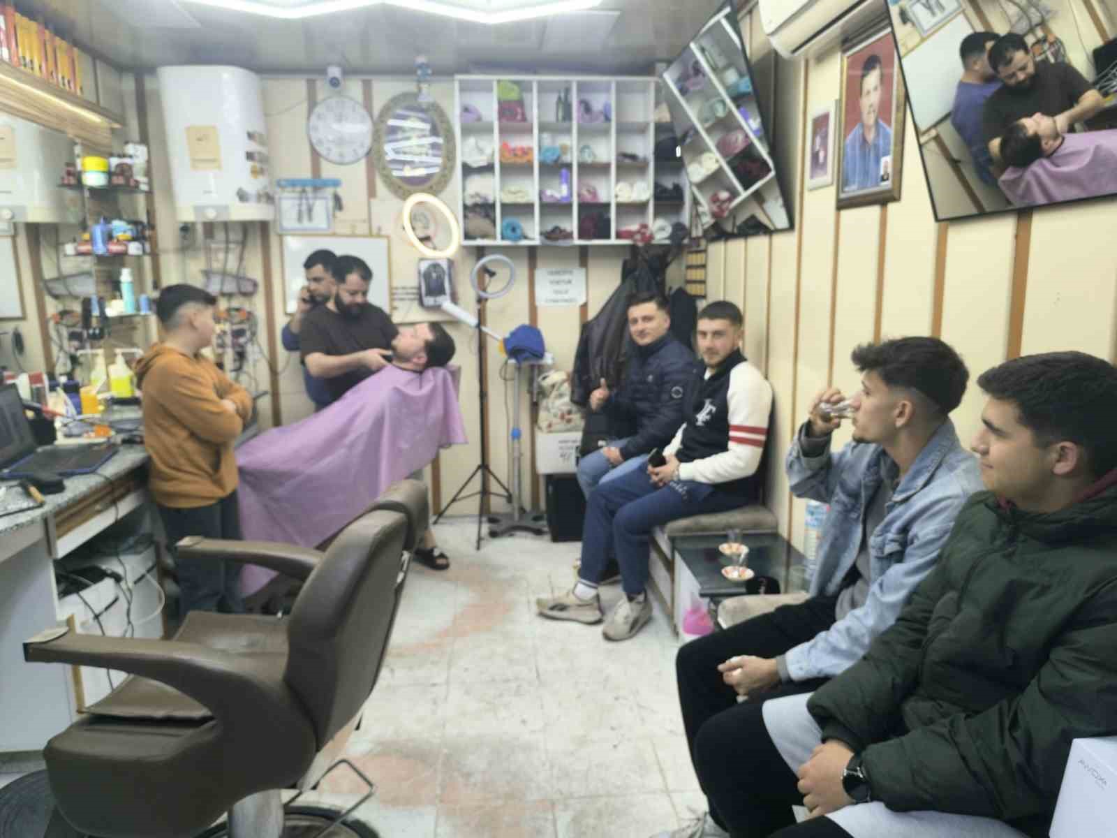 Ramazan Bayramı’nı oturdukları berber sandalyelerinde karşıladılar
