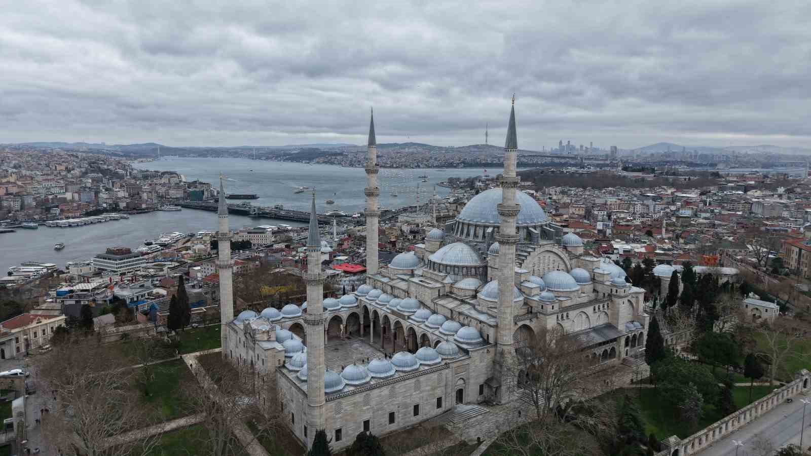 Ramazan-ı Şerif’in müjdecisi mahyalar İstanbul’u süslemeye başladı
