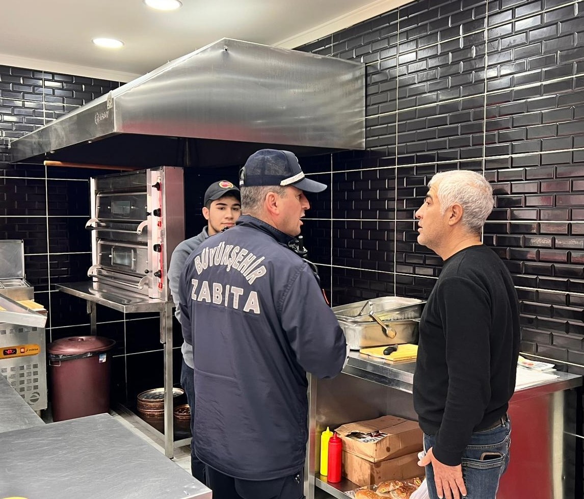 Ramazan öncesi gıda işletmelerine zabıtadan denetim
Ramazan öncesi gıda işletmelerine zabıtadan denetim