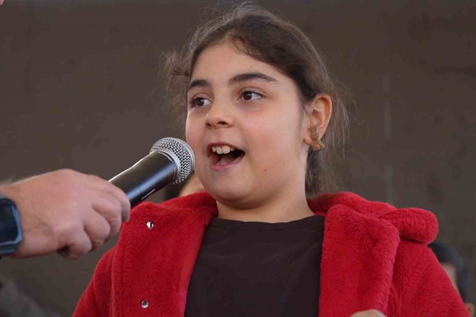 Ramazan Sokağı’nda renkli görüntüler: Sahneye çıkan çocuklar ilahiler seslendirdi
