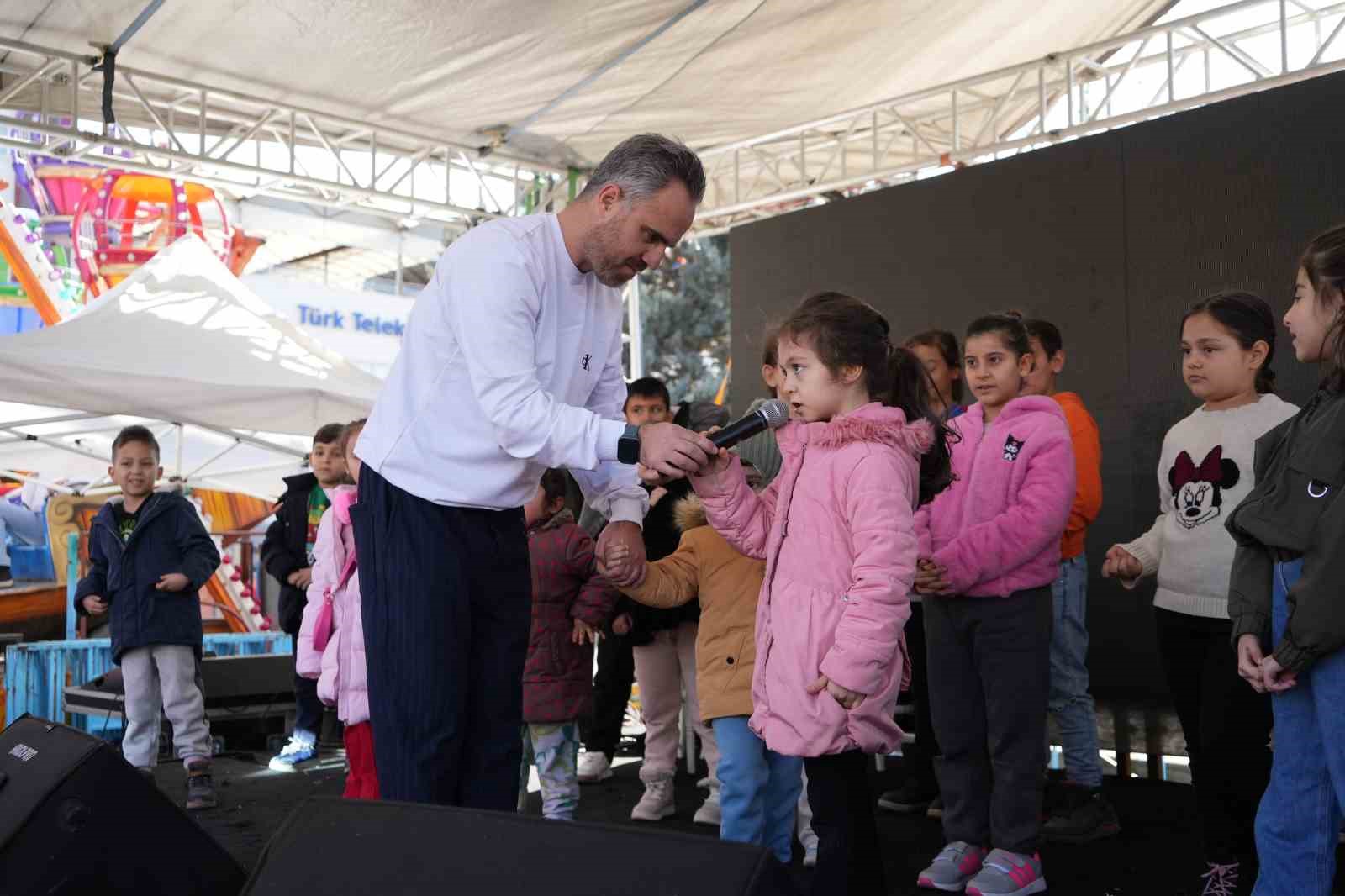Ramazan Sokağı’nda renkli görüntüler: Sahneye çıkan çocuklar ilahiler seslendirdi
