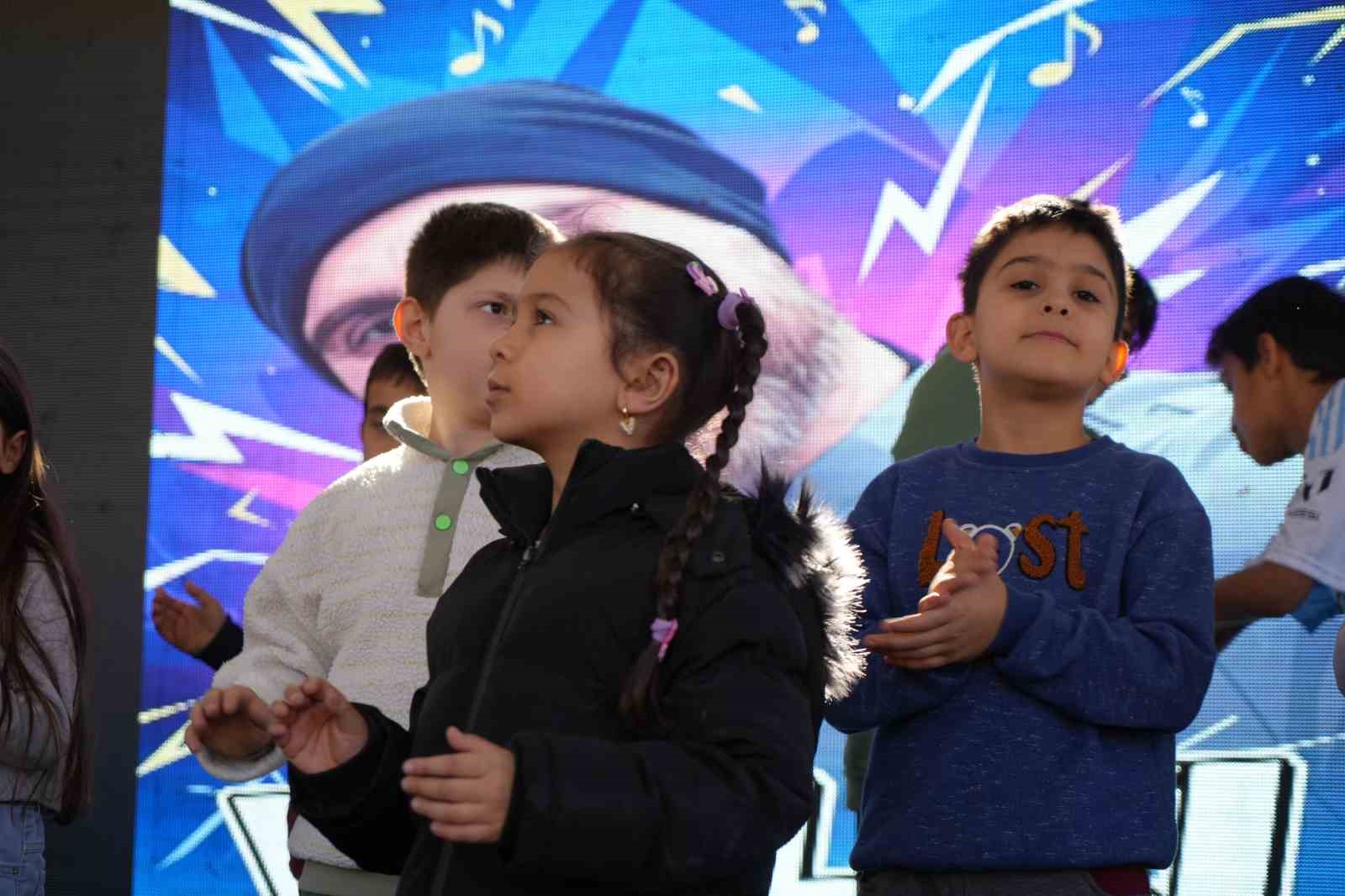 Ramazan Sokağı’nda renkli görüntüler: Sahneye çıkan çocuklar ilahiler seslendirdi
