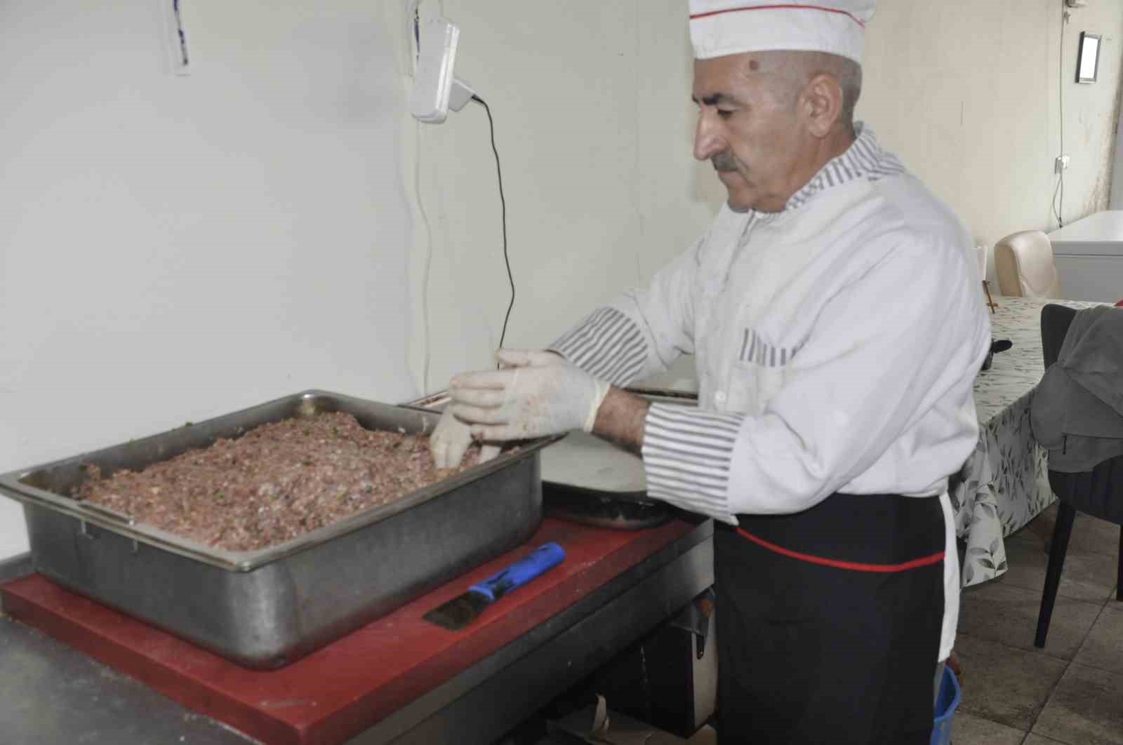 Ramazan’da devletin şefkat eli: Bulanık’ta 27 bin kişiye sıcak yemek ulaştırıldı
