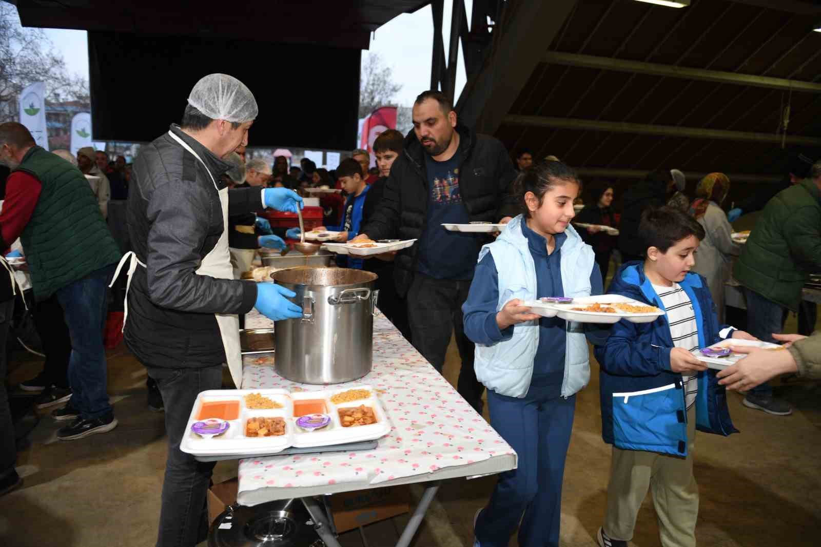 Ramazan’ın bereketi 1050 konutlar’da paylaşıldı
