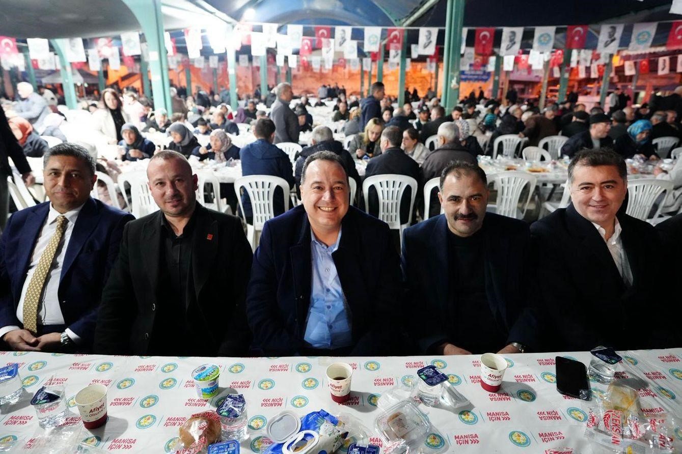 Ramazan’ın bereketi Demirci’de paylaşıldı
Ramazan’ın bereketi Demirci’de paylaşıldı