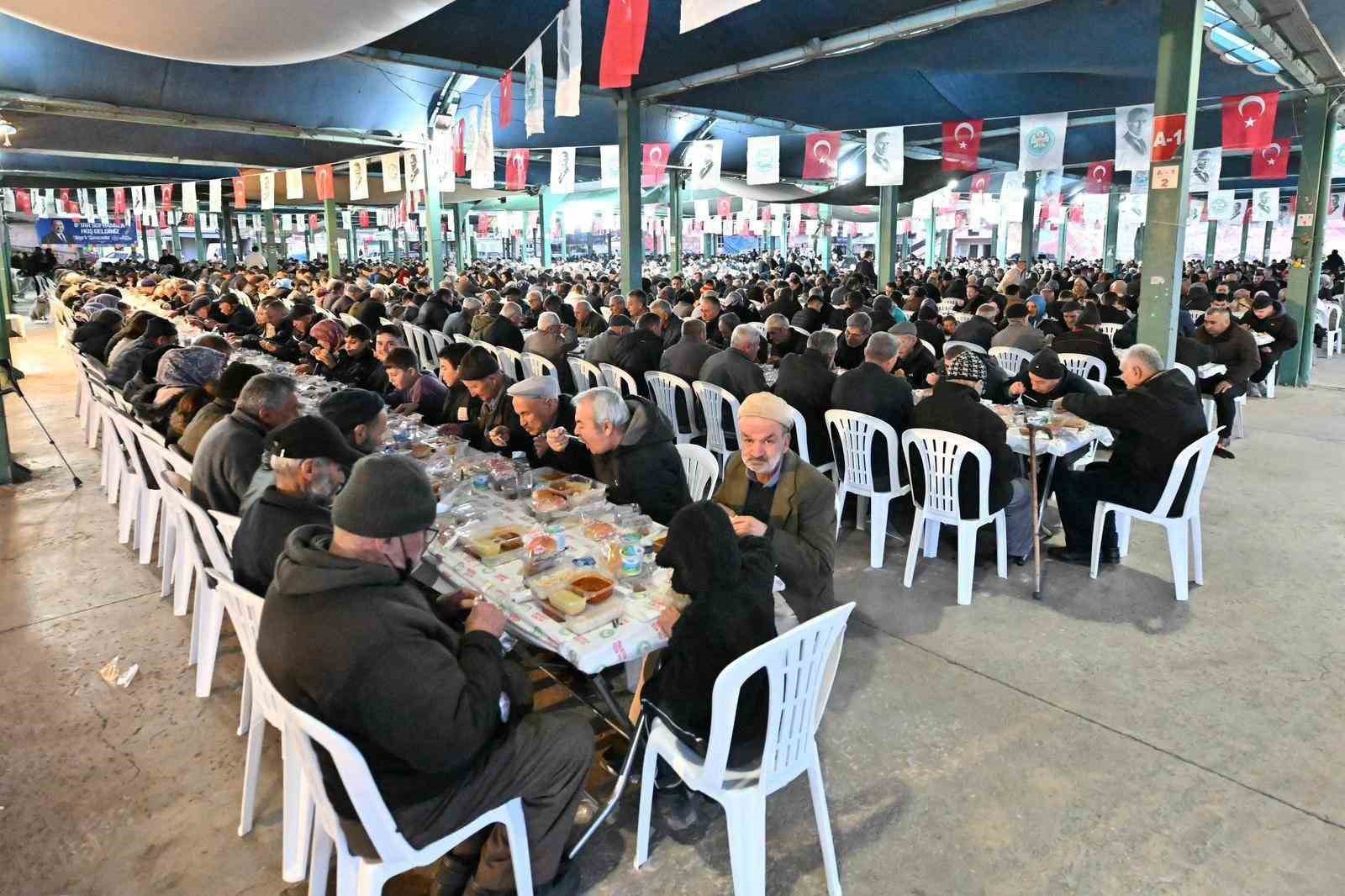 Ramazan’ın bereketi Demirci’de paylaşıldı
Ramazan’ın bereketi Demirci’de paylaşıldı