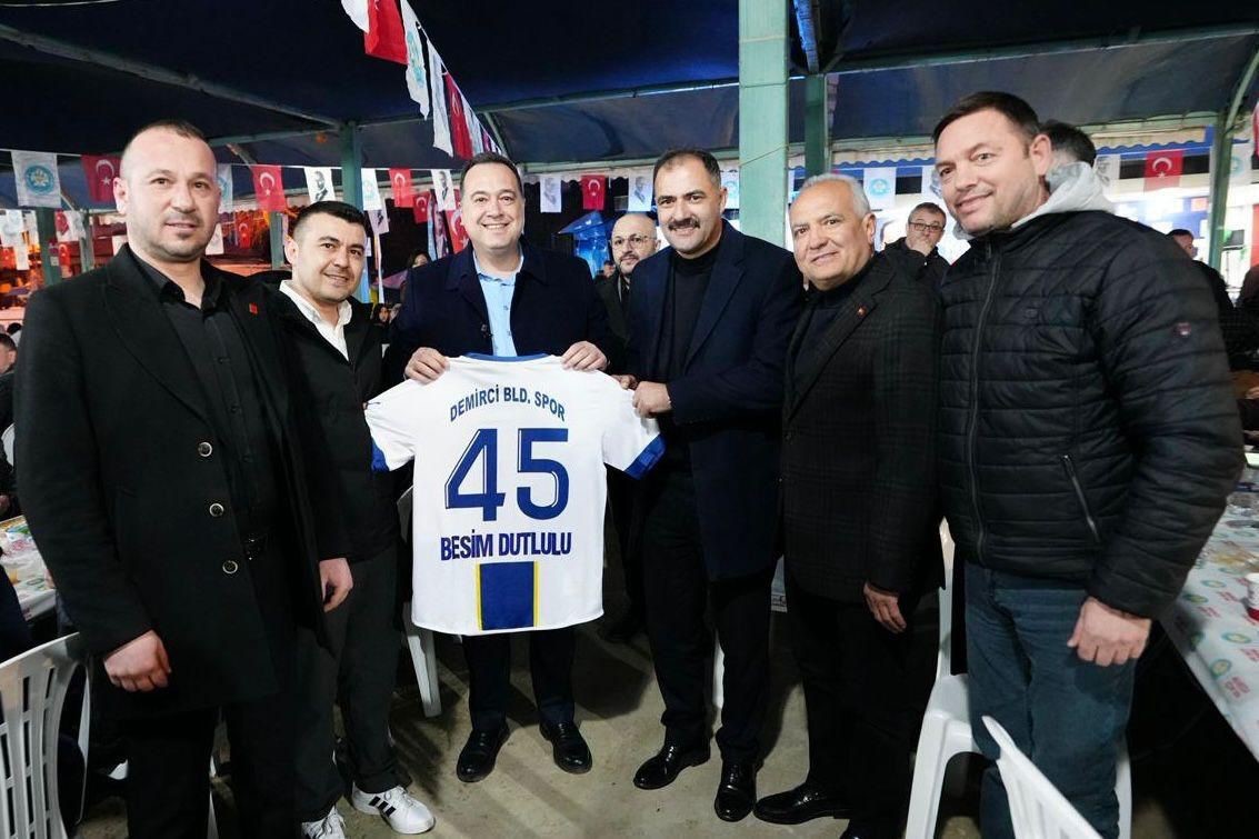 Ramazan’ın bereketi Demirci’de paylaşıldı
Ramazan’ın bereketi Demirci’de paylaşıldı