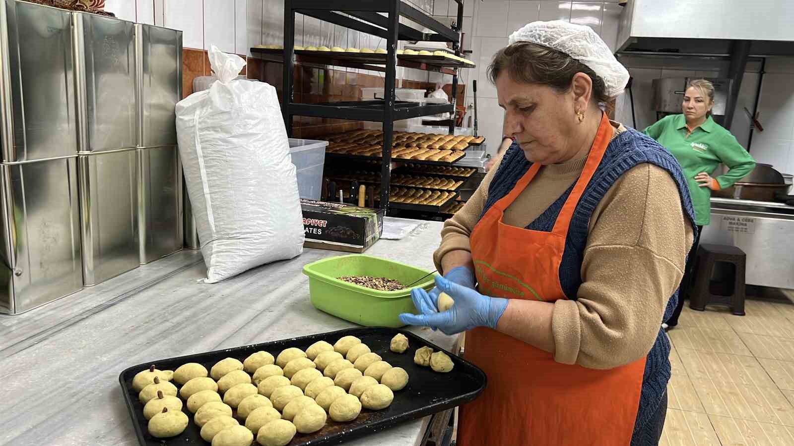 Ramazan’ın ilk gününde Mersin’in vazgeçilmez tatlısı kerebiçe yoğun ilgi
