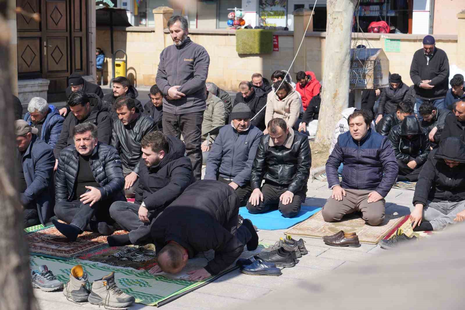 Ramazan’ın son Cuma namazında yoğunluk: Bayburt’ta camilere sığmayan cemaat avluda saf tuttu
