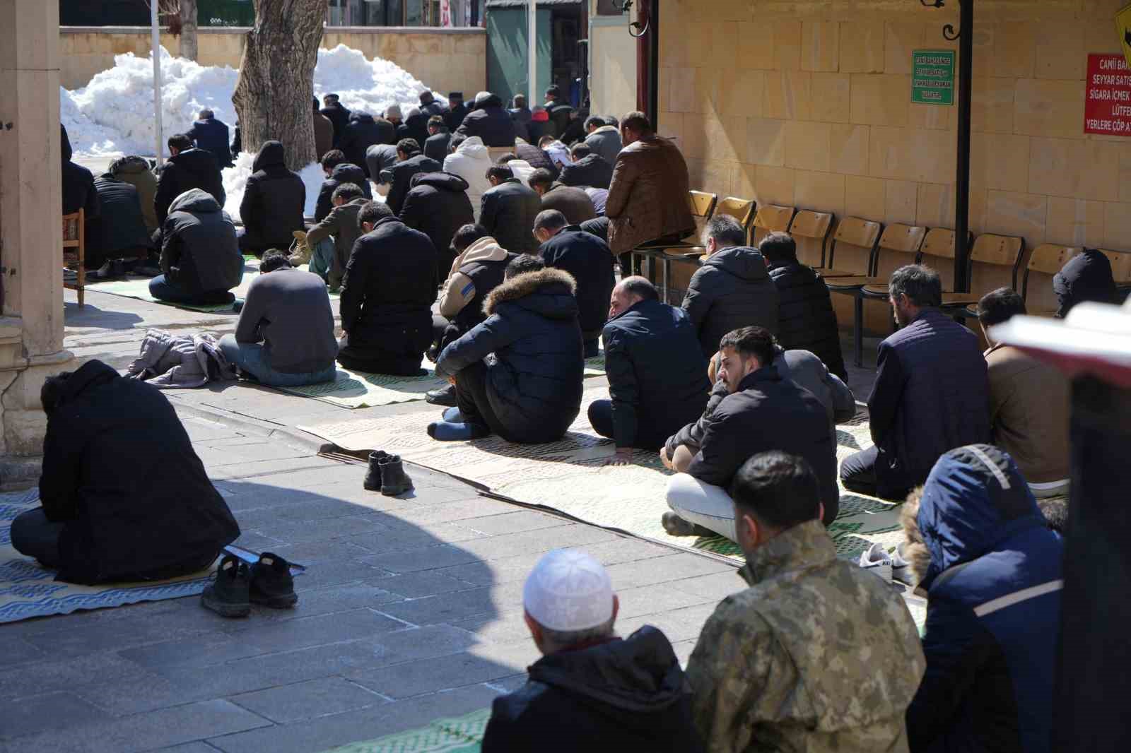 Ramazan’ın son Cuma namazında yoğunluk: Bayburt’ta camilere sığmayan cemaat avluda saf tuttu
