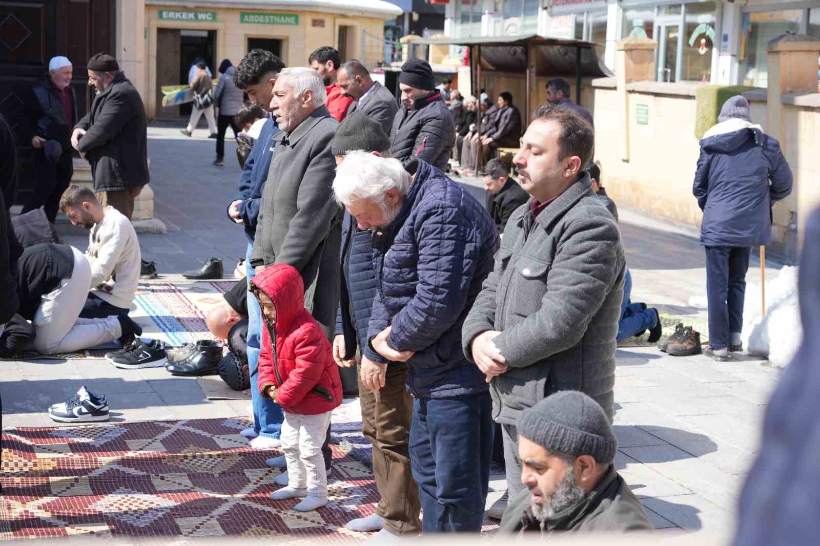 Ramazan’ın son Cuma namazında yoğunluk: Bayburt’ta camilere sığmayan cemaat avluda saf tuttu
