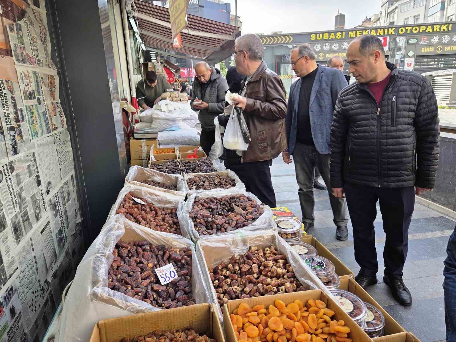 Ramazan’ın vazgeçilmezi hurmaya yoğun ilgi
