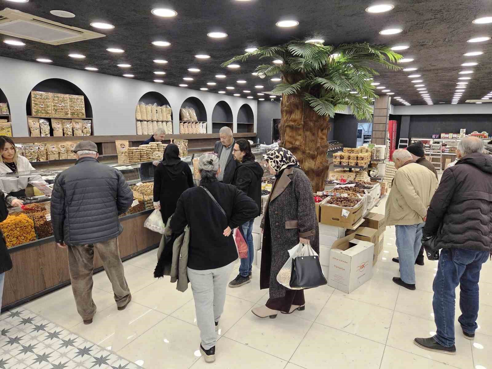 Ramazan’ın vazgeçilmezi hurmaya yoğun ilgi
