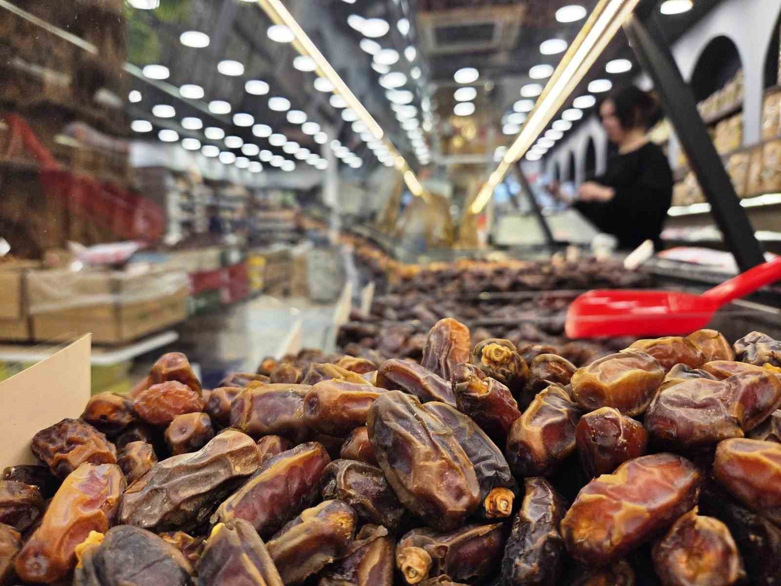 Ramazan’ın vazgeçilmezi hurmaya yoğun ilgi
