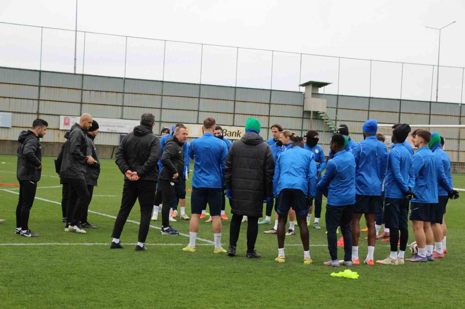 Recep Uçar: "Hücuma dönük bir orta saha bakıyoruz"
Recep Uçar: "Hücuma dönük bir orta saha bakıyoruz"