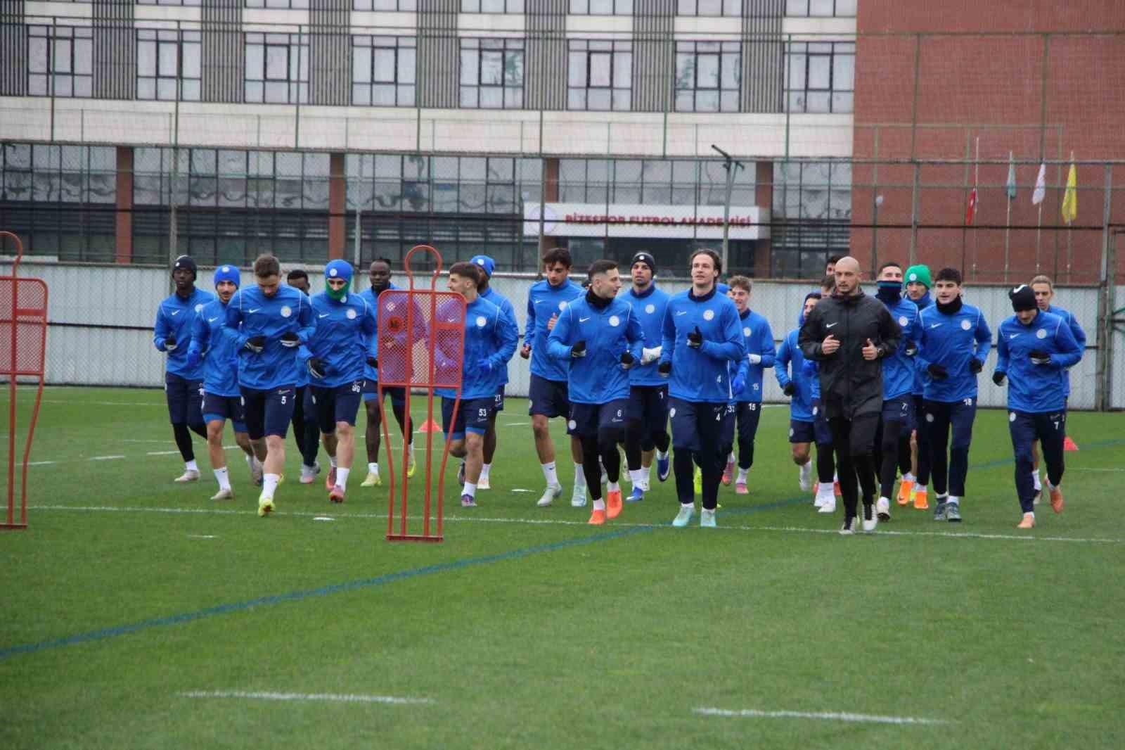 Recep Uçar: "Hücuma dönük bir orta saha bakıyoruz"
Recep Uçar: "Hücuma dönük bir orta saha bakıyoruz"