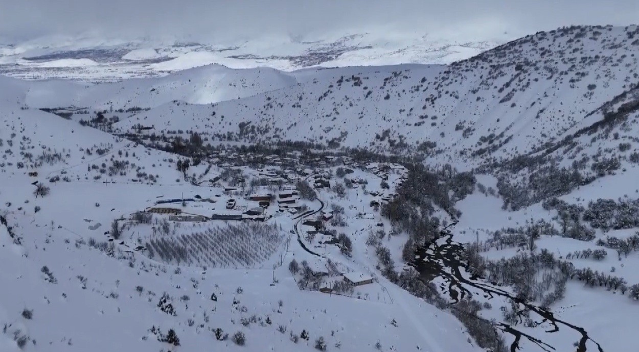 Refahiye’de nisan ayında kar sürprizi
