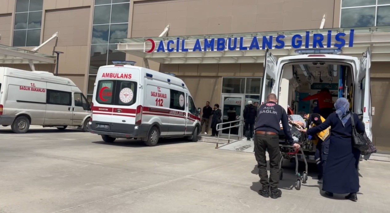 Refahiye’de trafik kazasında yaralanan 6 kişi Erzincan’daki hastaneye getirildi
