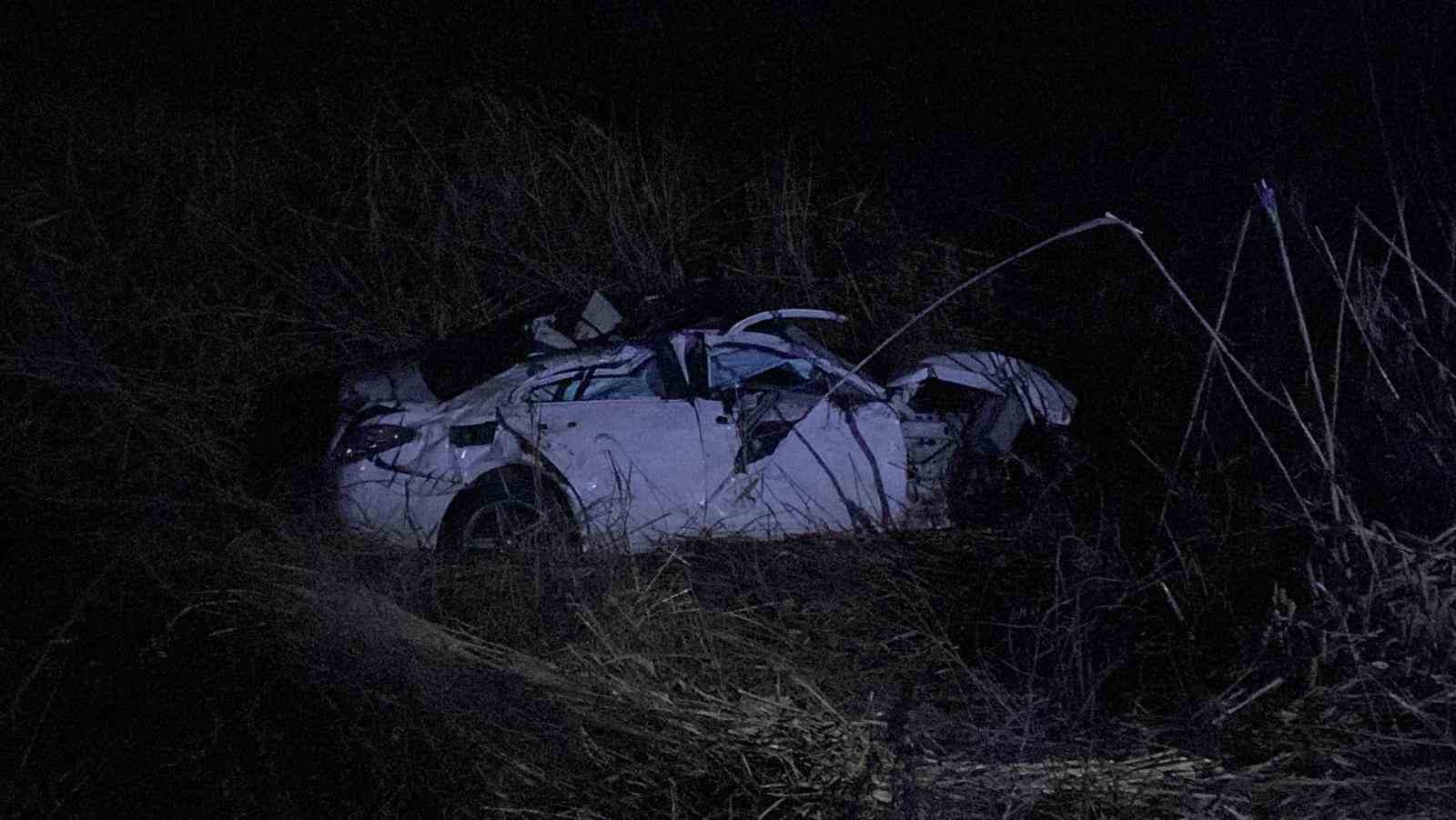 Refüje çarpan otomobil, dere yatağına düştü: 1 ölü, 3 yaralı
