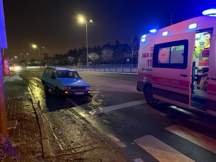 Refüje çarpan otomobilde sürücü yaralandı
