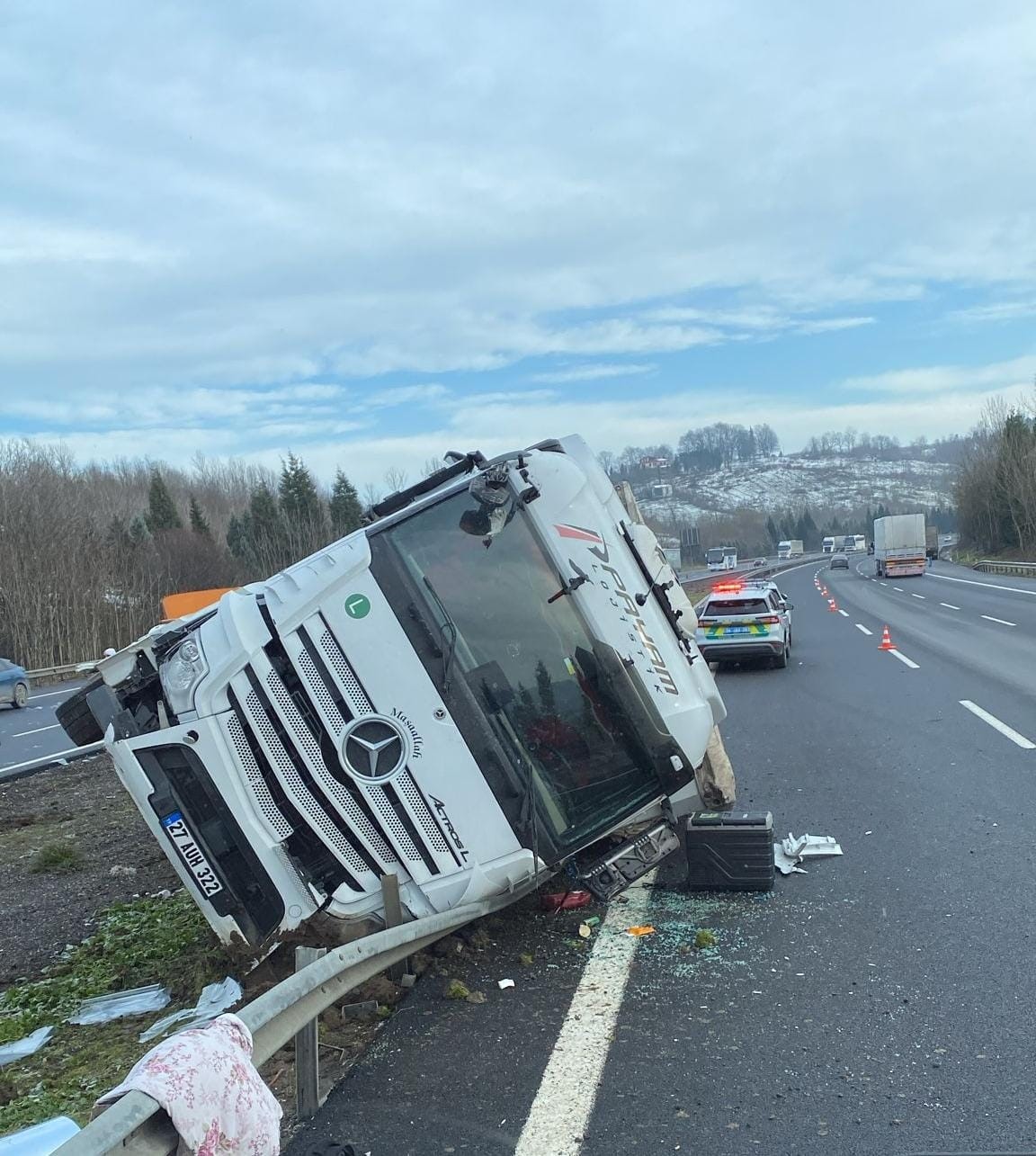 Refüje çarparak yan yatan tırın sürücüsü yaralandı
