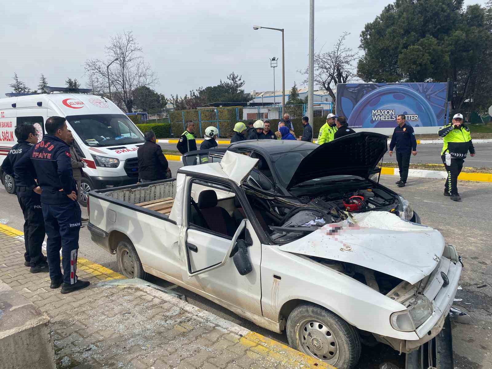 Refüje çarpıp karşı şeride geçen otomobil başka araca çarptı: 1 ölü
