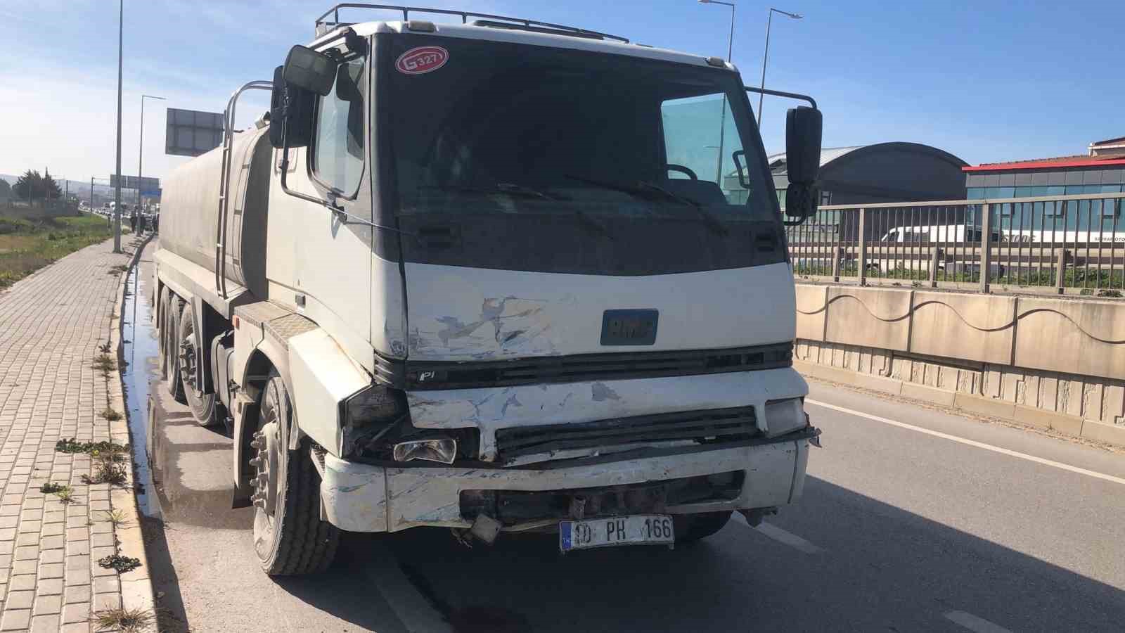 Refüje çarpıp karşı şeride savrulan otomobil su tankerine çarptı: Sürücü ağır yaralı
