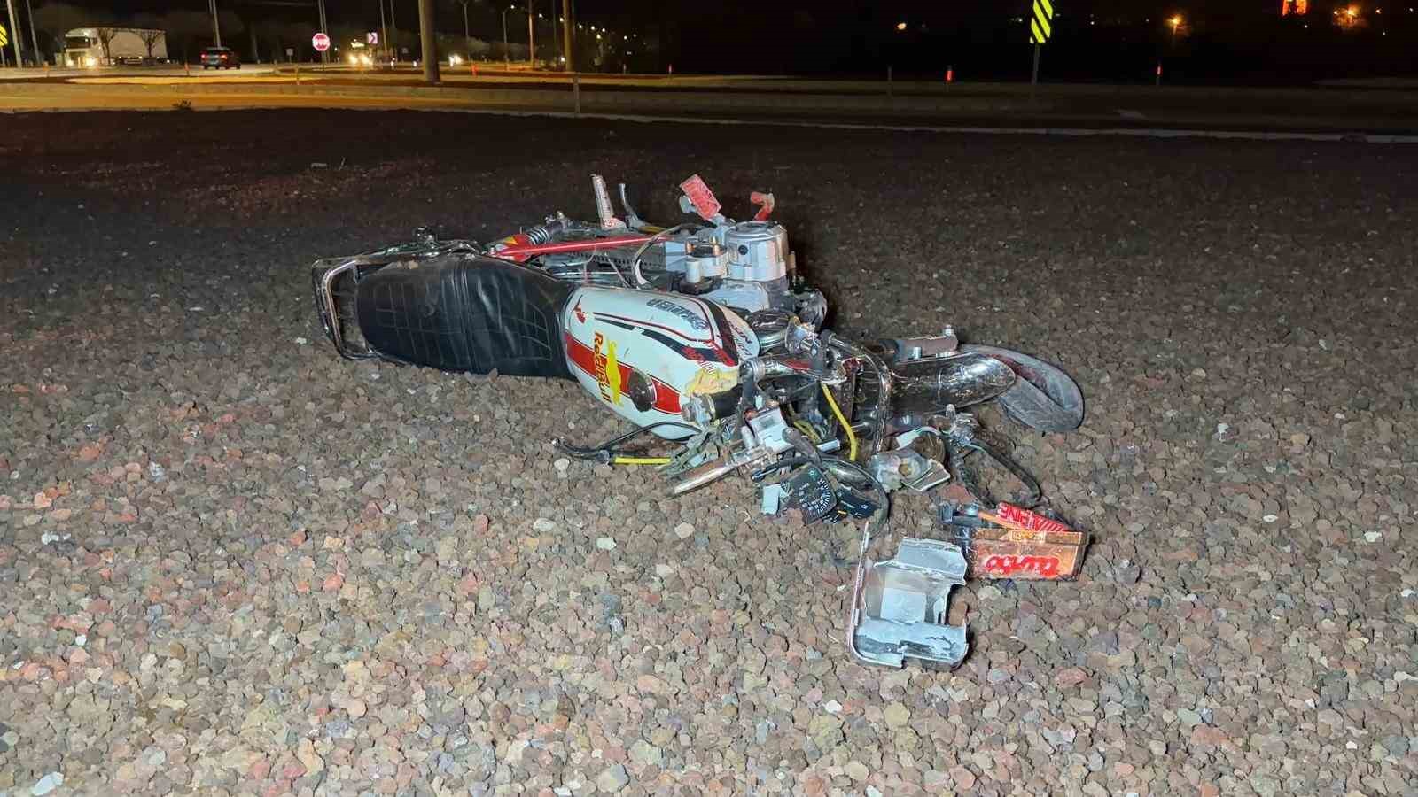 Refüje çarpıp parçalanan motosiklette 2 kişi yaralandı
