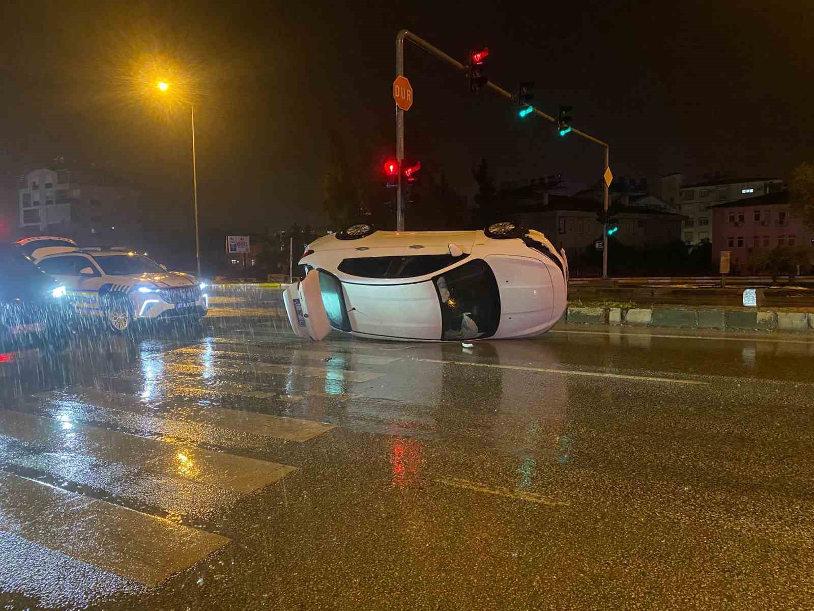 Refüje çarpıp yan yatan otomobilde bulunanların burnu bile kanamadı
