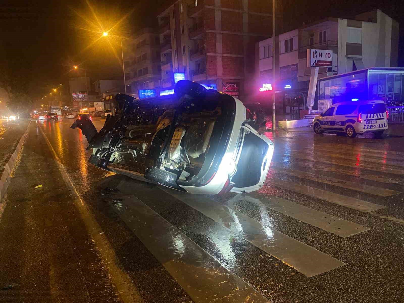 Refüje çarpıp yan yatan otomobilde bulunanların burnu bile kanamadı
