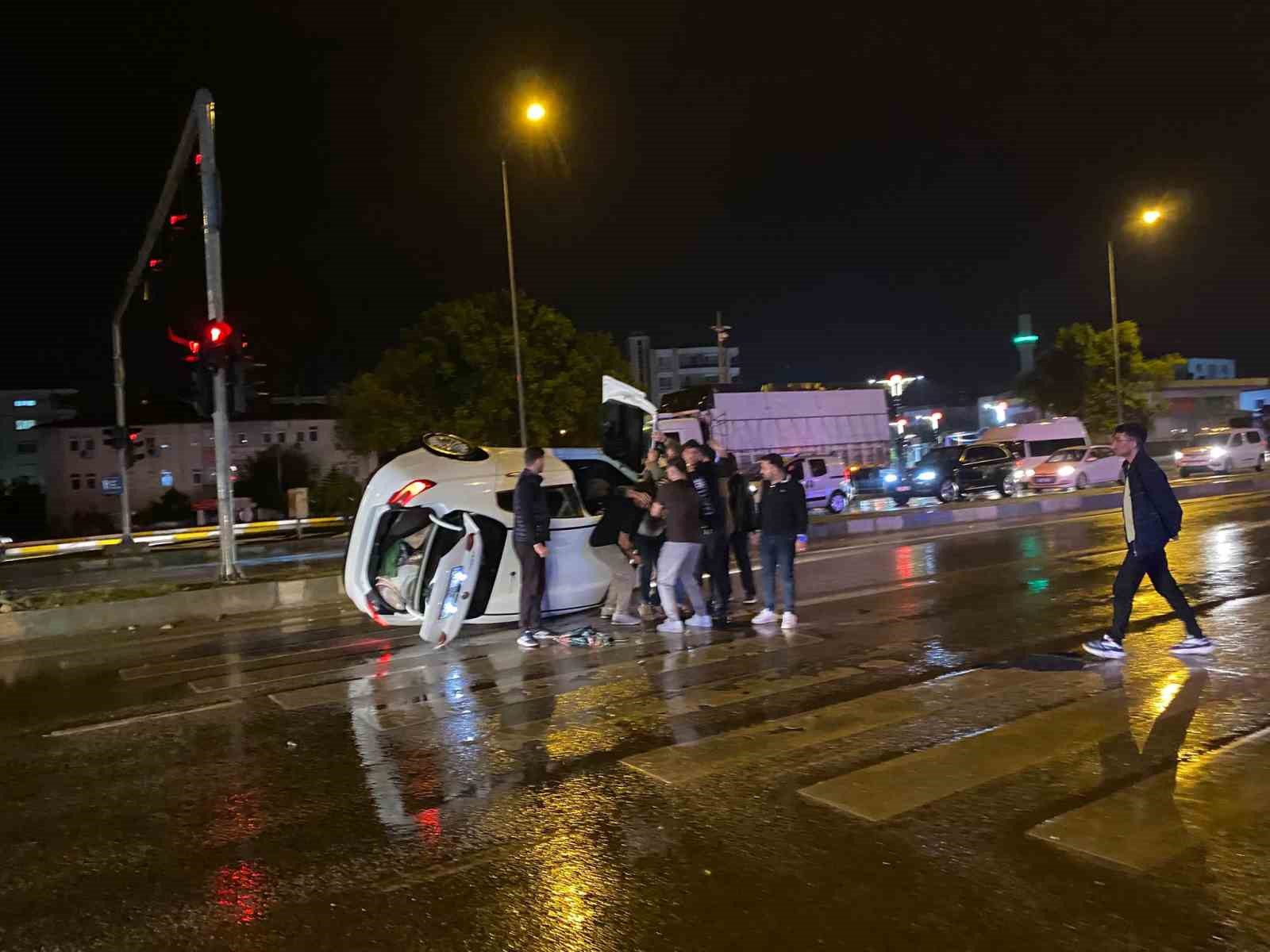 Refüje çarpıp yan yatan otomobilde bulunanların burnu bile kanamadı
