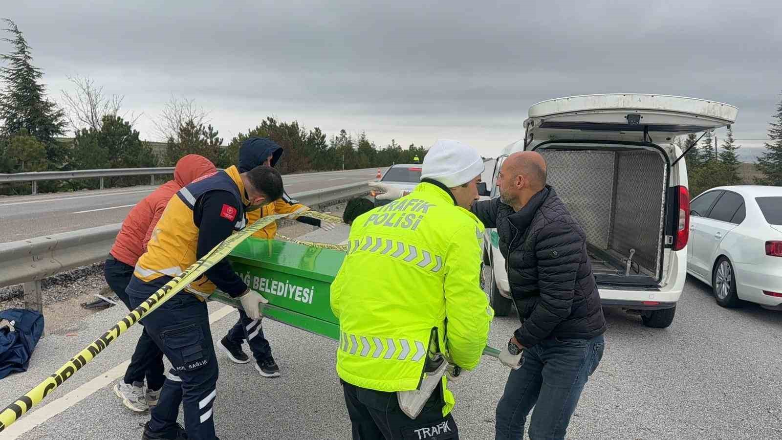 Refüje girip yan yatan araçta 1kişi öldü, 2 kişi yaralandı
