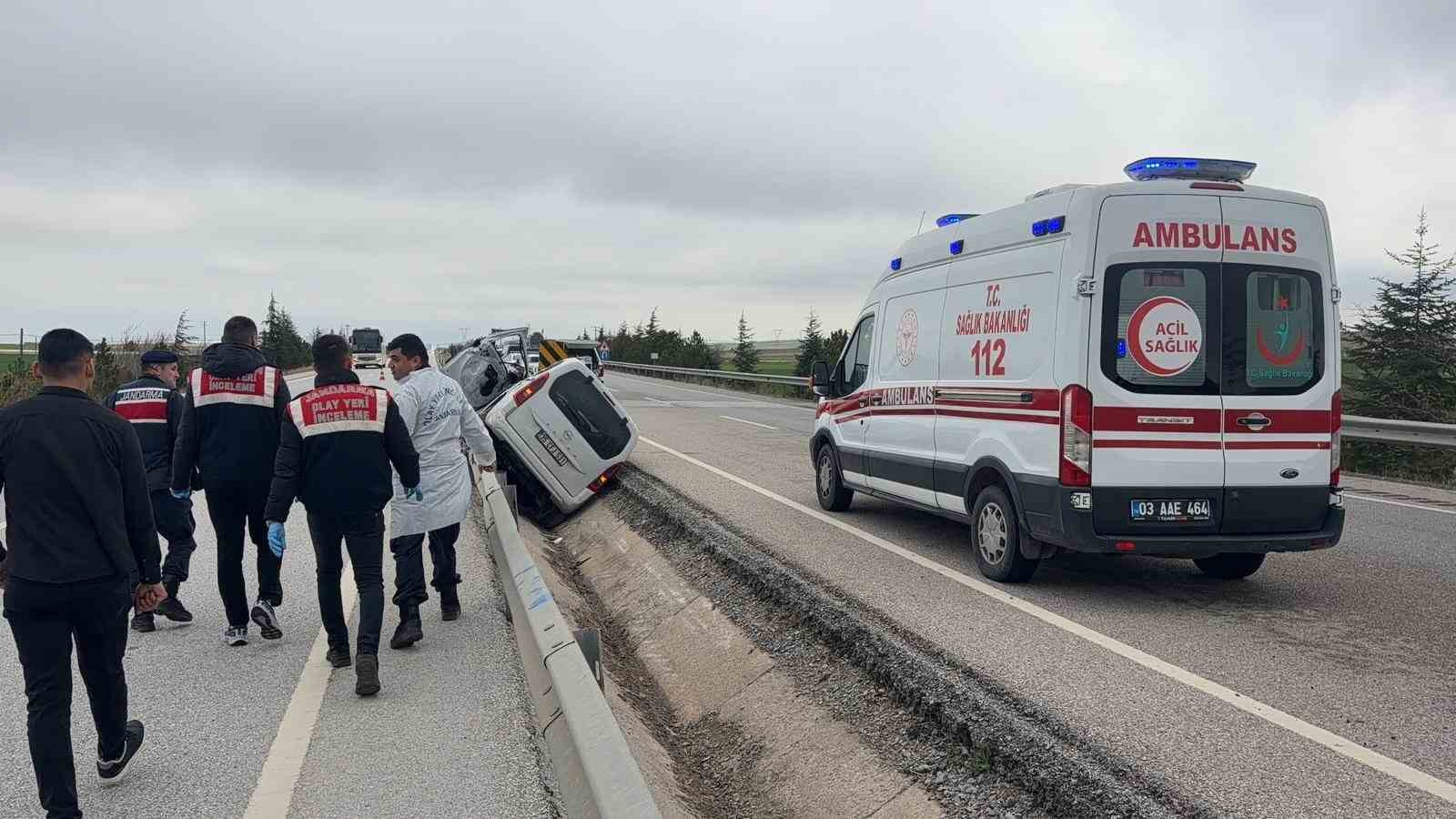 Refüje girip yan yatan araçta 1kişi öldü, 2 kişi yaralandı
