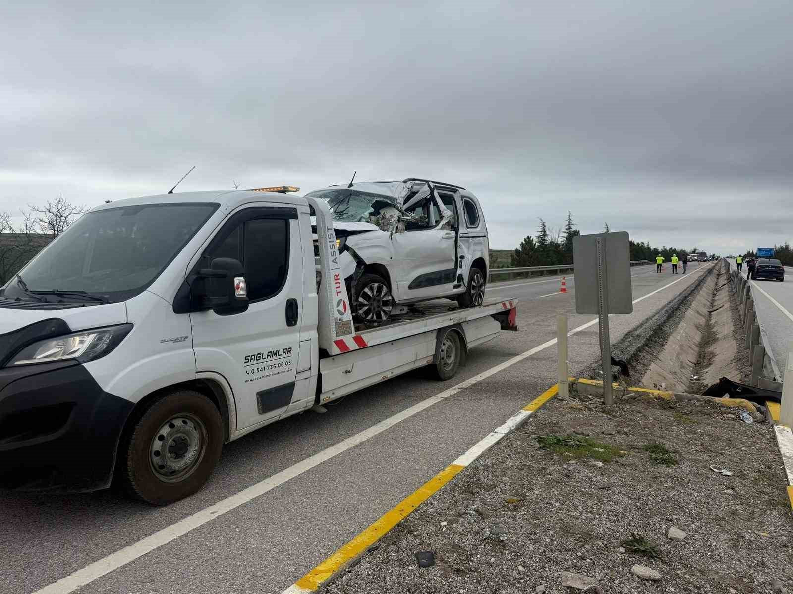 Refüje girip yan yatan araçta 1kişi öldü, 2 kişi yaralandı
