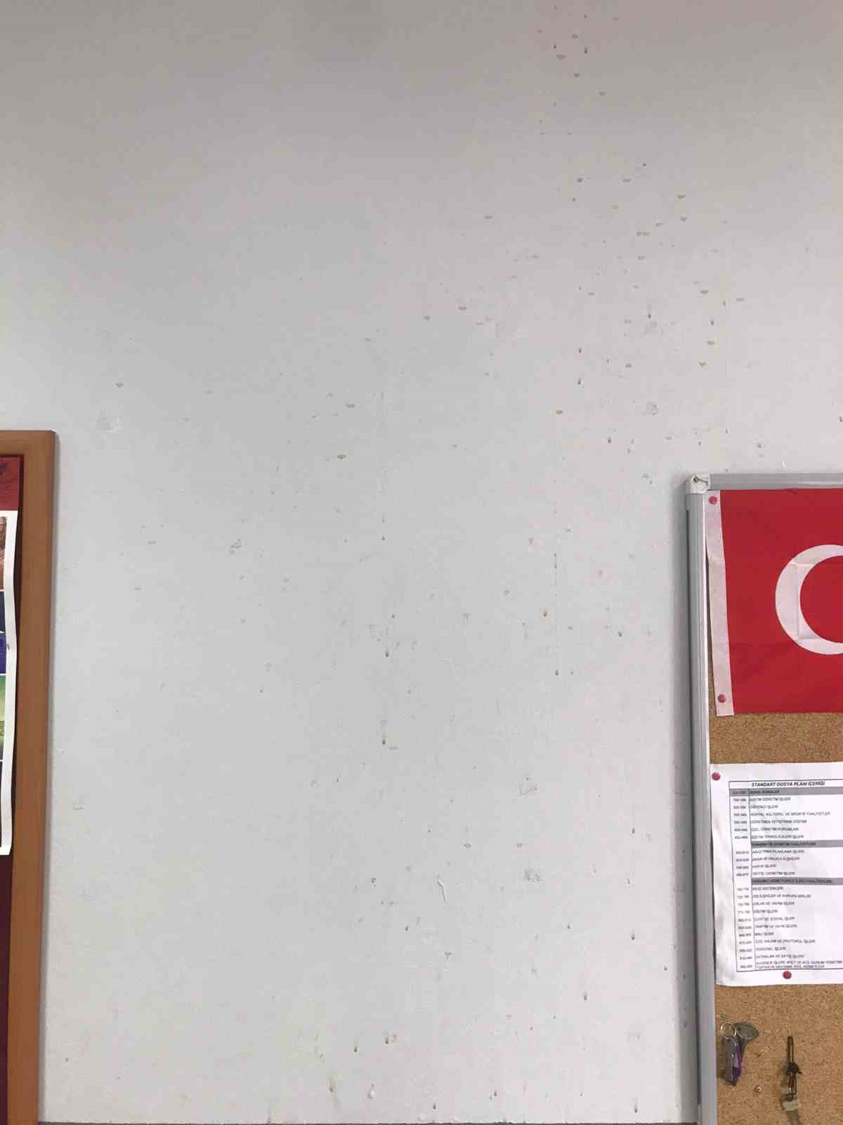 Rehber öğretmenin yüzüne sıcak çay fırlattığı fizik öğretmeni feci şekilde yandı
