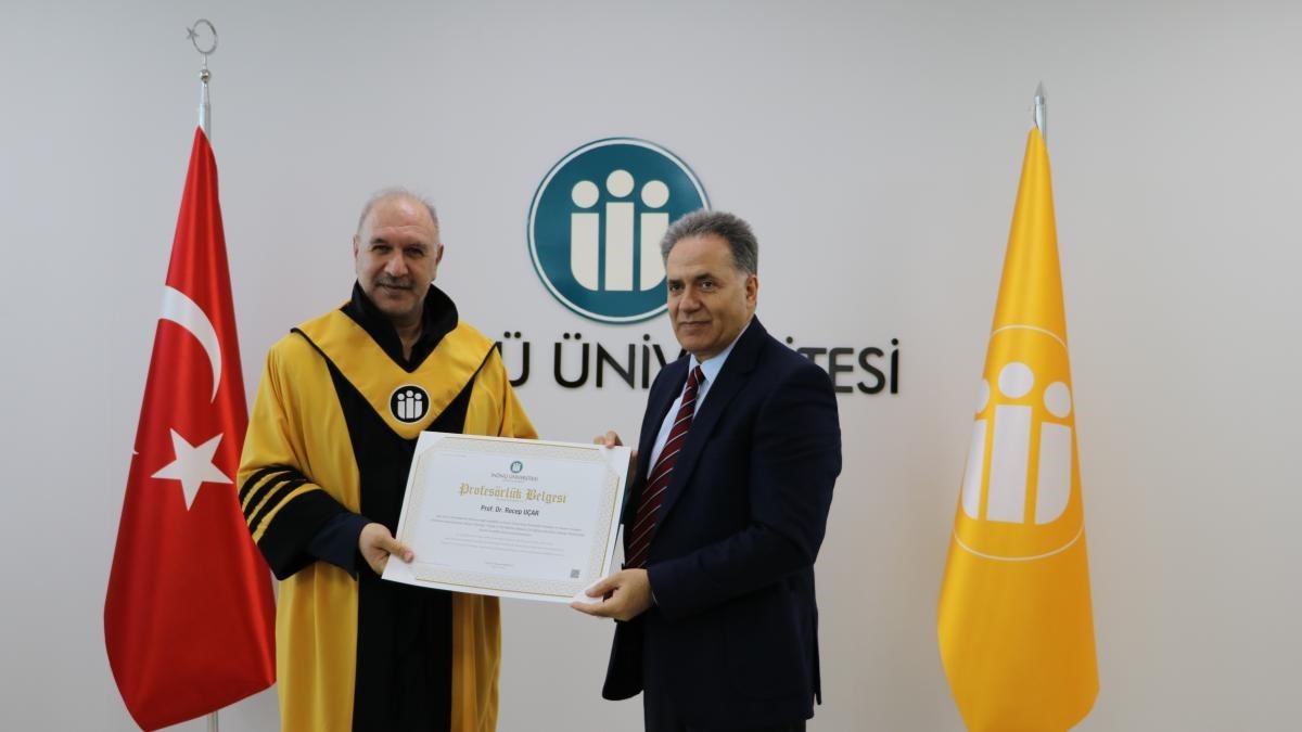 Rektör Akpolat unvanda yükselen akademisyenlere cübbelerini giydirdi
