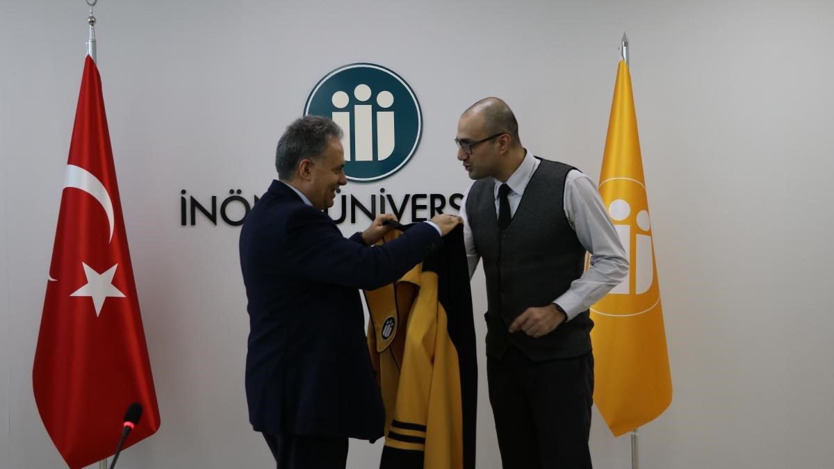 Rektör Akpolat unvanda yükselen akademisyenlere cübbelerini giydirdi
