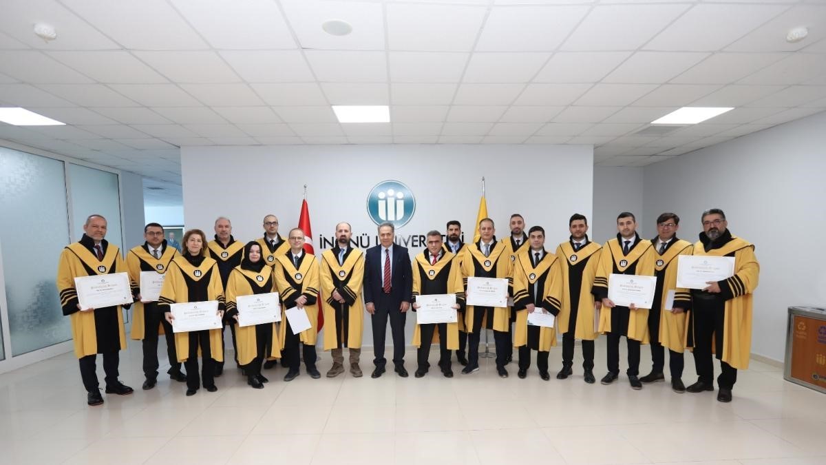 Rektör Akpolat unvanda yükselen akademisyenlere cübbelerini giydirdi
