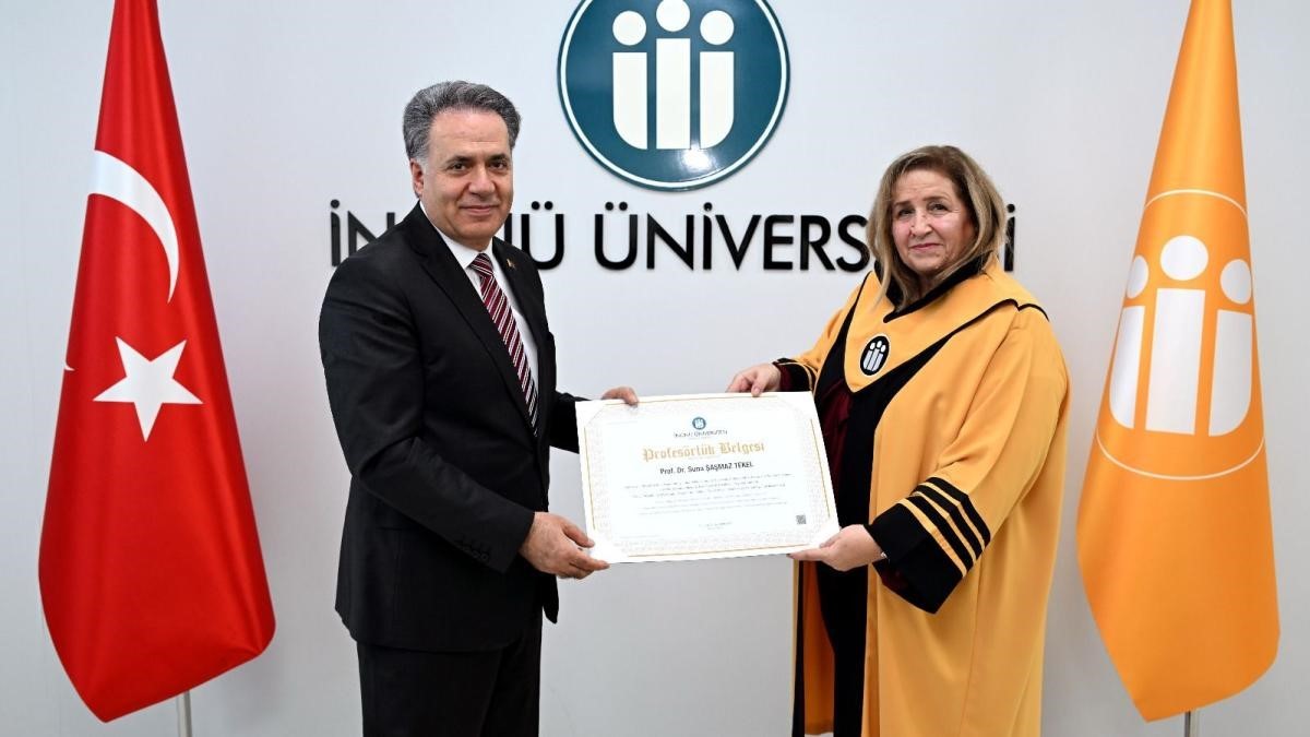 Rektör Akpolat unvanda yükselen akademisyenlere cübbelerini giydirdi
