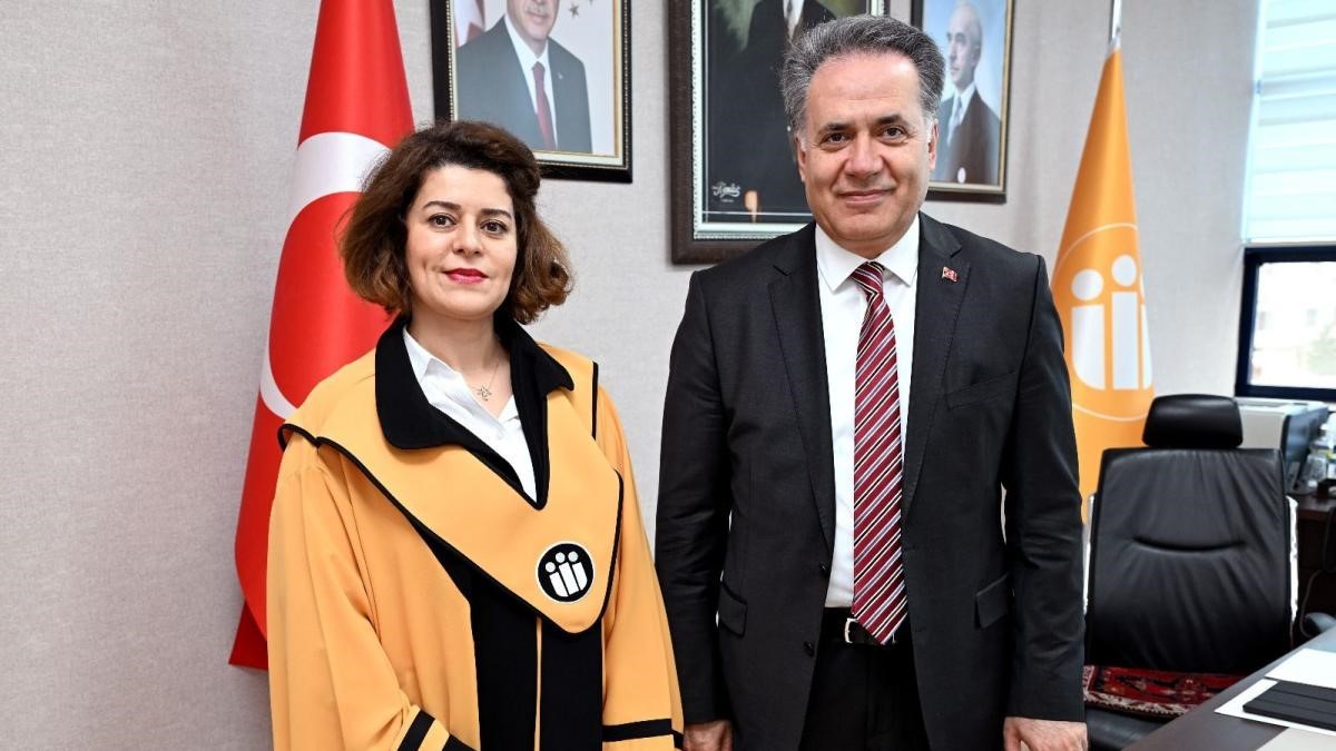 Rektör Akpolat unvanda yükselen akademisyenlere cübbelerini giydirdi
