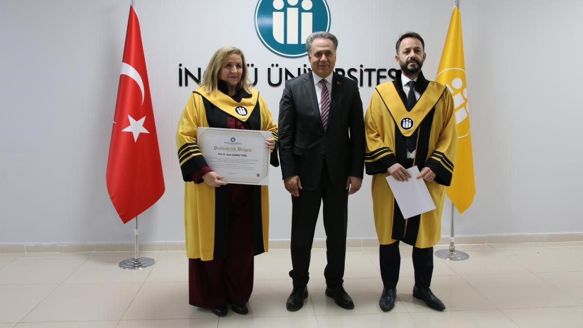 Rektör Akpolat unvanda yükselen akademisyenlere cübbelerini giydirdi
