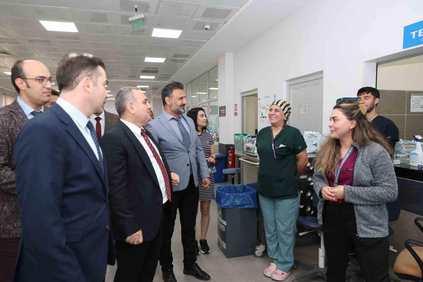 Rektör Altun’dan Diş Hekimliği Fakültesi’ne ziyaret
