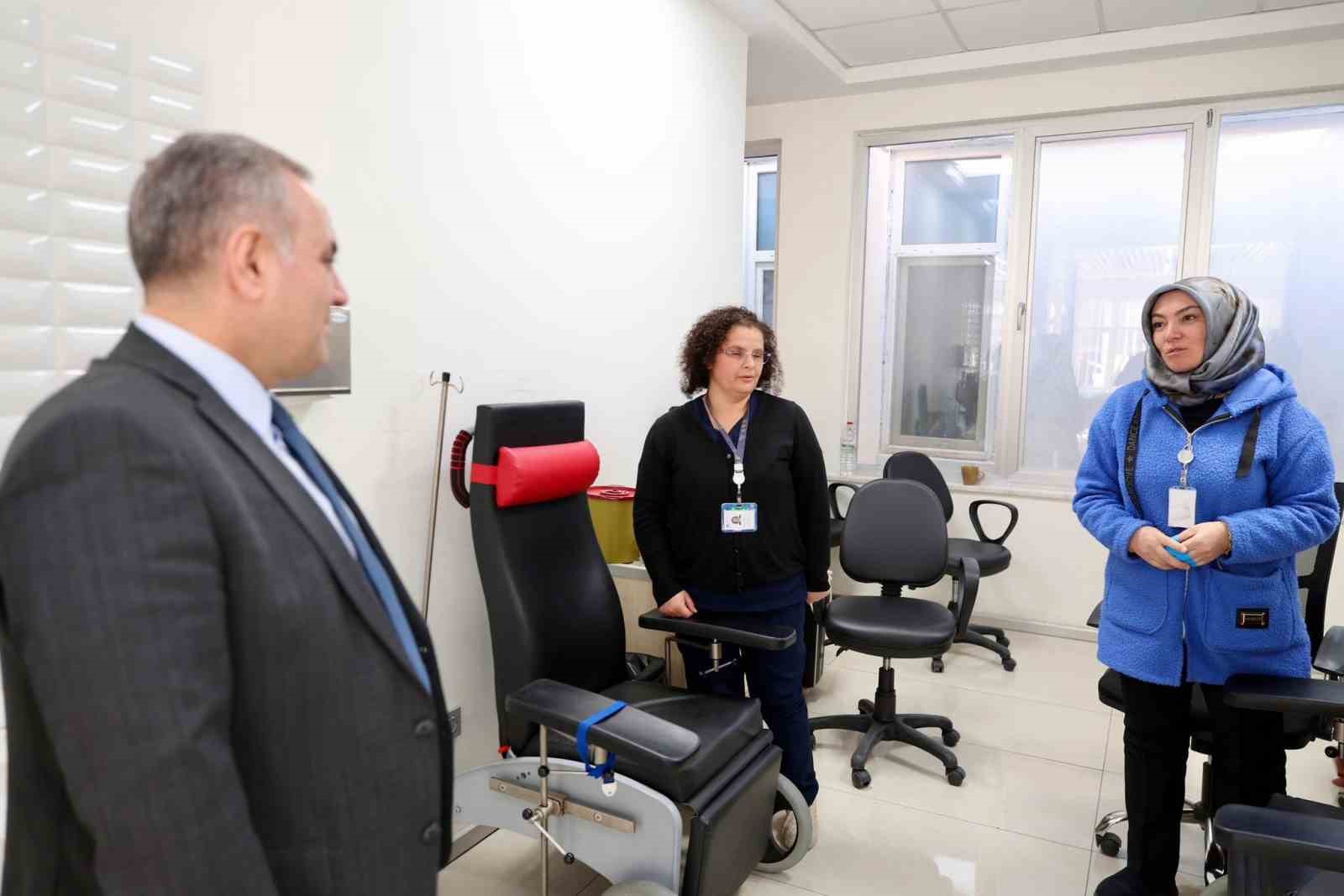 Rektör Altun’dan hastane personeline ziyaret
