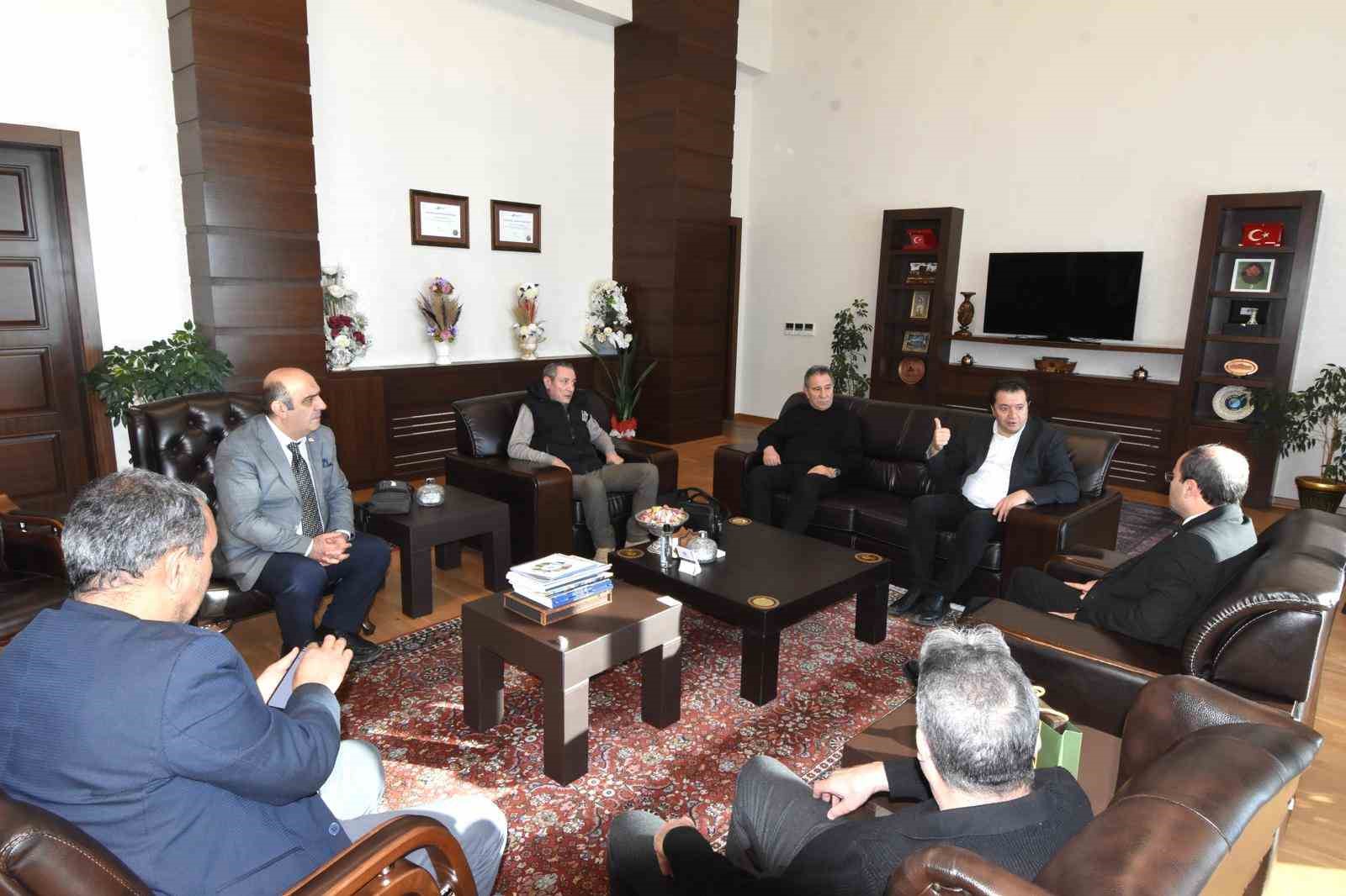 Rektör Çakmak, DAGC ve DGF yönetimini kabul etti
