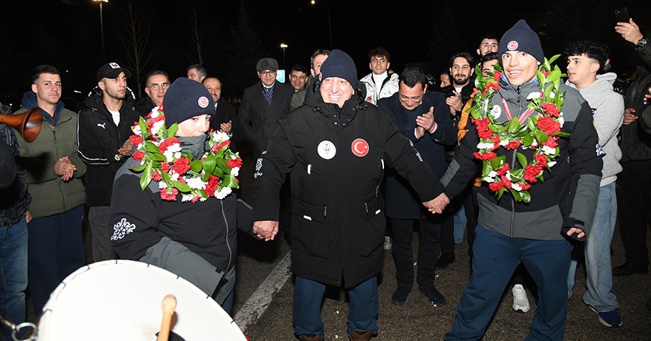 Rektör Çakmak: "Onlarla gurur duyuyoruz"
