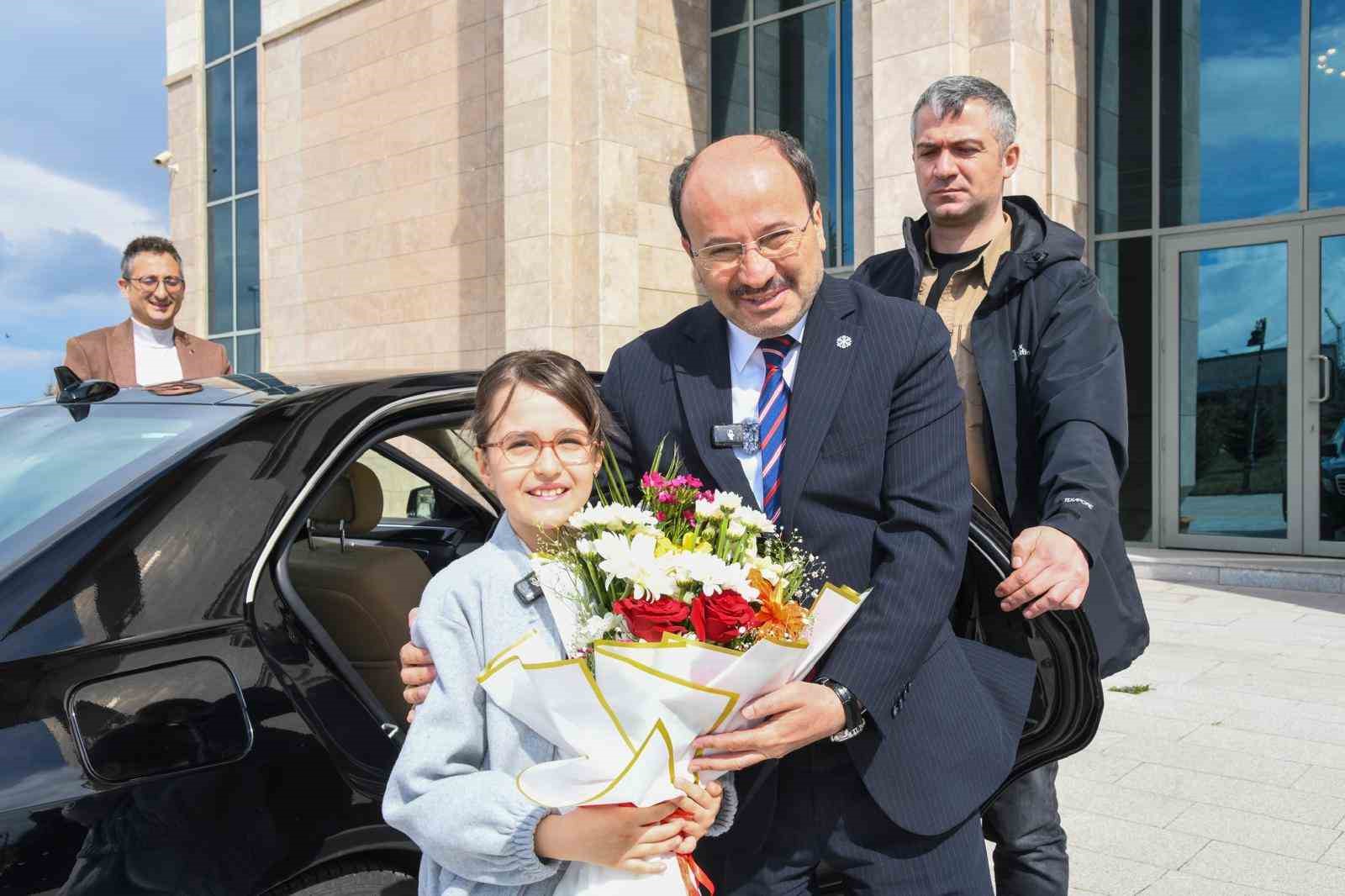 Rektör Çakmak’tan 23 Nisan jesti: Koltuk Asya Mina’ya emanet
