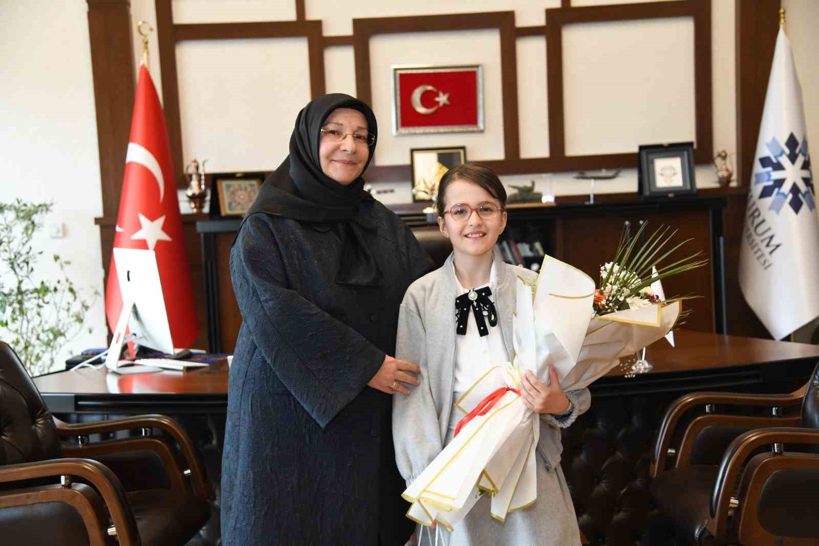 Rektör Çakmak’tan 23 Nisan jesti: Koltuk Asya Mina’ya emanet
