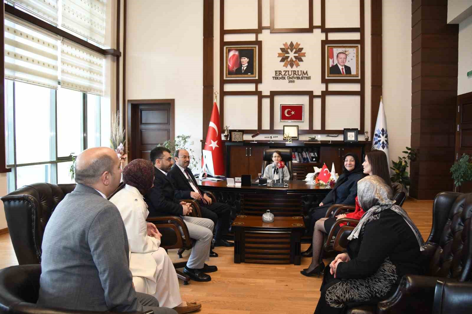 Rektör Çakmak’tan 23 Nisan jesti: Koltuk Asya Mina’ya emanet
