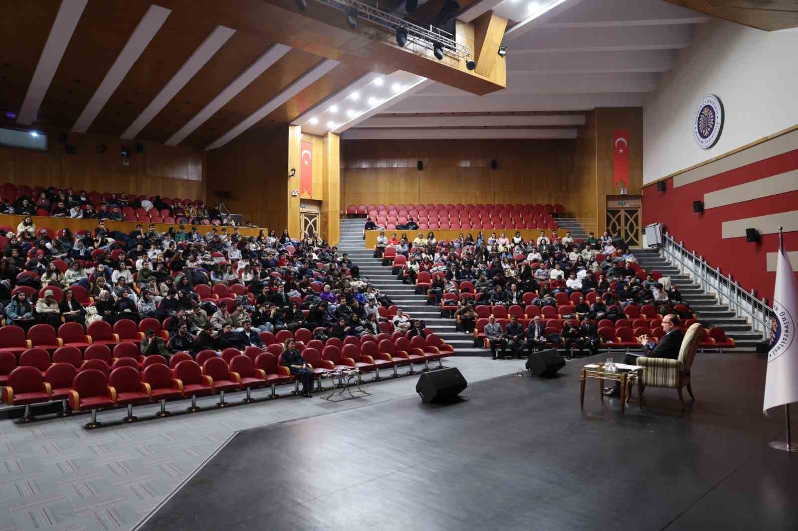 Rektör Hacımüftüoğlu, geleceğin hekimleriyle bir araya geldi
Rektör Hacımüftüoğlu, geleceğin hekimleriyle bir araya geldi