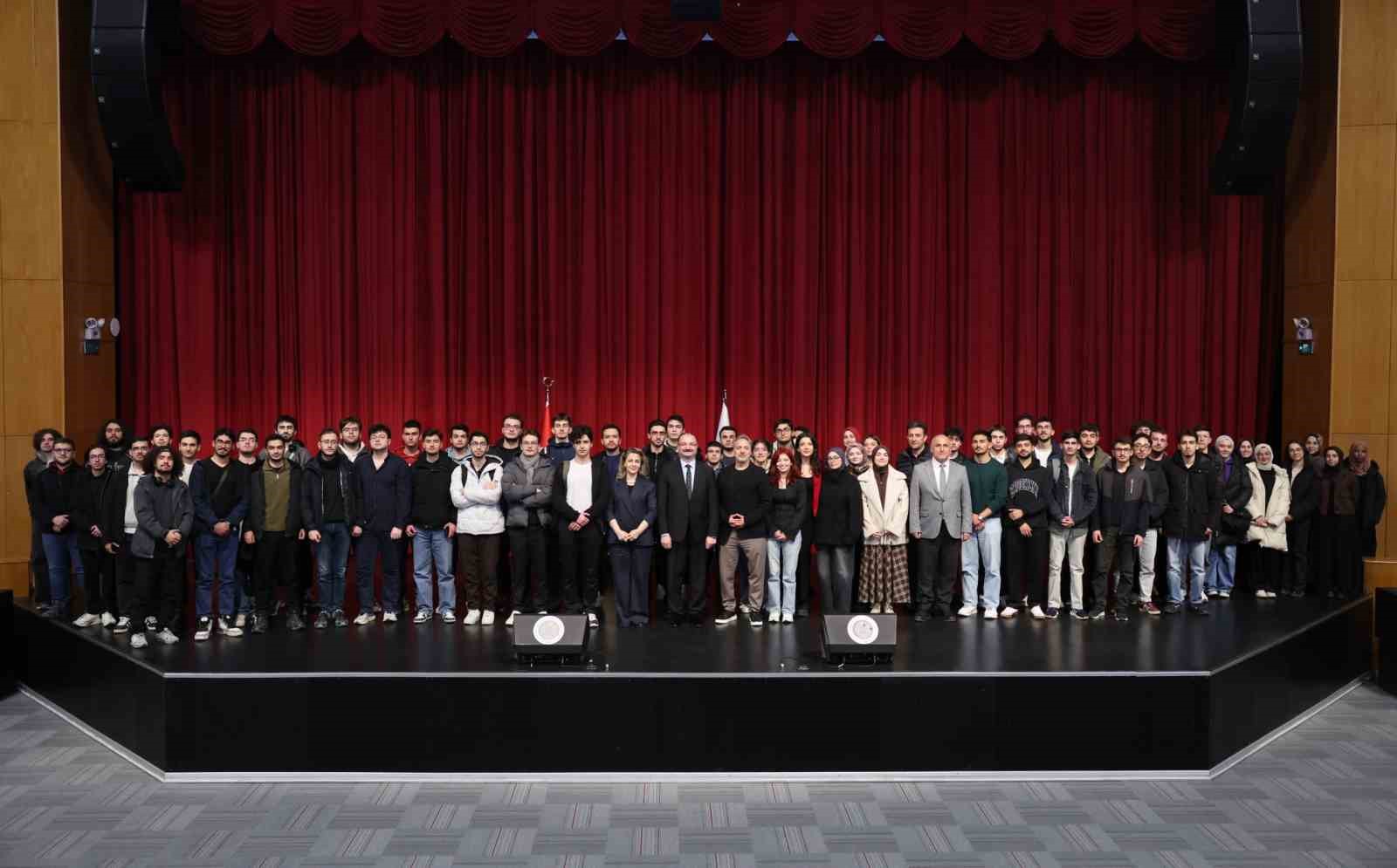 Rektör Hacımüftüoğlu, geleceğin hekimleriyle bir araya geldi
Rektör Hacımüftüoğlu, geleceğin hekimleriyle bir araya geldi